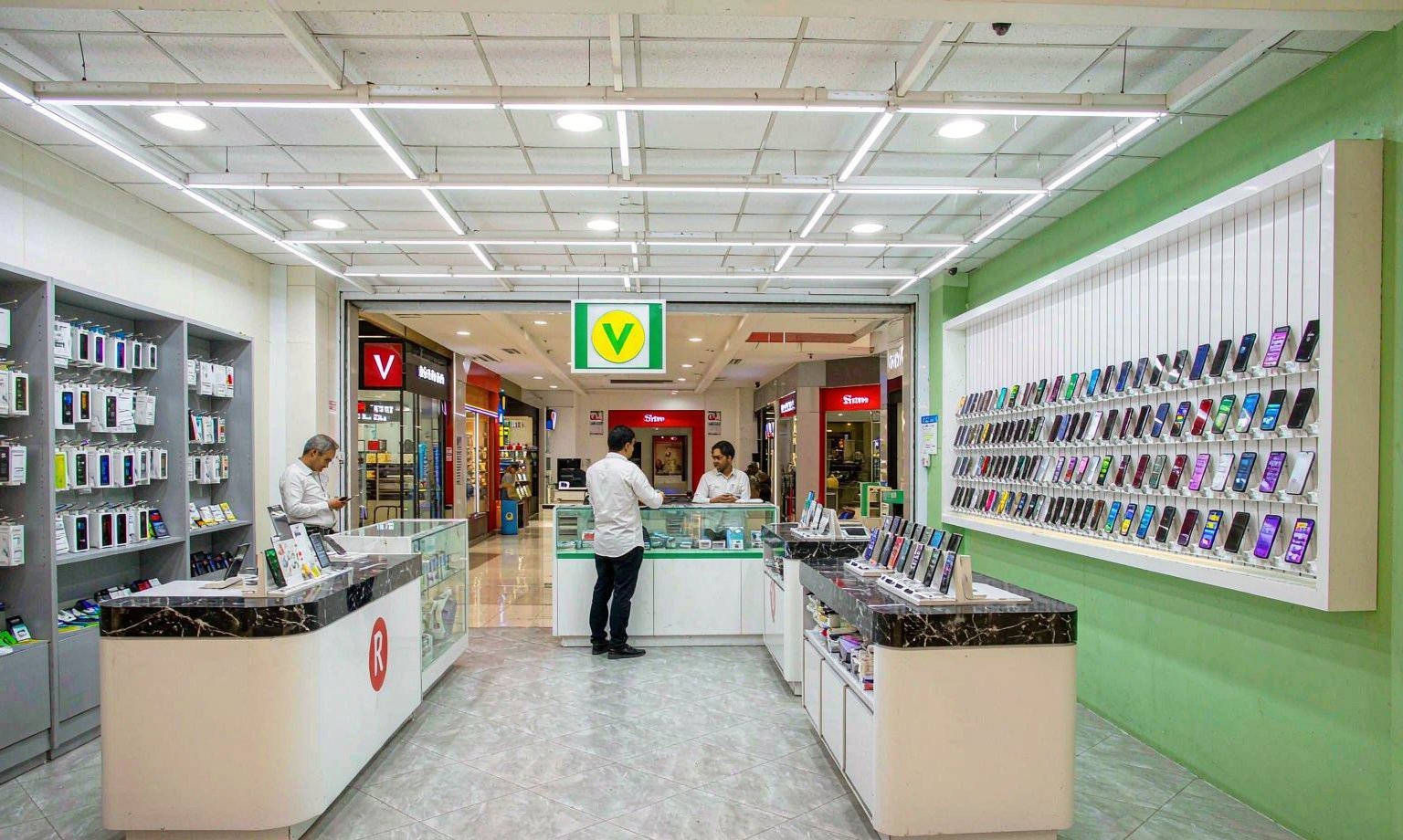 曼谷百貨內的電信門市,店員協助旅客辦理預付卡