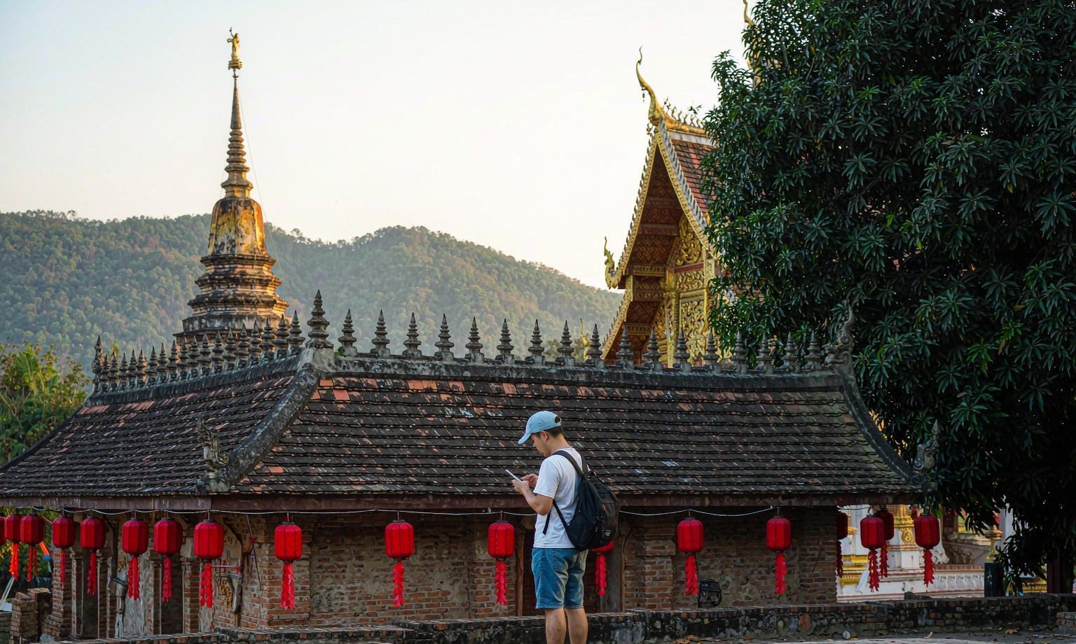 旅客在清邁古城寺廟前用手機導航,AIS 訊號覆蓋北部郊區最穩
